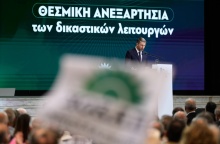 Στιγμιότυπο από την ομιλία του Νίκου Ανδρουλάκη στην 89η ΔΕΘ - Σημαία του ΠΑΣΟΚ που κυματίζει και στο βάθος ο πρόεδρος του κόμματος