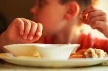 Η Unicef αποκαλύπτει ότι τα παχύσαρκα παιδιά ξεπέρασαν τα λιποβαρή παγκοσμίως, ζητώντας μέτρα κατά των υπερεπεξεργασμένων τροφίμων.