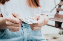 Μελέτη αποκαλύπτει ότι η παραπληροφόρηση στα social media δημιουργεί μια ψυχολογική επίδραση που ωθεί τις γυναίκες να εγκαταλείπουν το χάπι αντισύλληψης. 