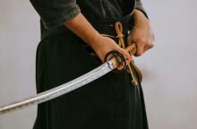 Σύλληψη ομάδας νέων στον Πειραιά για οπλοκατοχή - Kρατούσαν ψεύτικα σπαθιά από γνωστό φεστιβάλ - Η περίεργη υπόθεση φτάνει στον Εισαγγελέα Ανηλίκων.