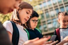 Η Σουηδία θεσπίζει πανεθνική απαγόρευση κινητών στα σχολεία από το 2026, στο πλαίσιο ιστορικής εκπαιδευτικής μεταρρύθμισης.