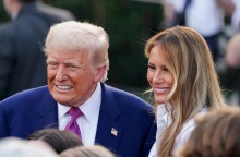 Ντόναλντ και Μελάνια Τραμπ τραγουδούν και χορεύουν «YMCA» σε πρωτοχρονιάτικο πάρτι