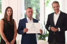 Έλληνας πολίτης ο «ήρωας του Αράχθου» που βούτηξε στο ποτάμι και έβγαλε τα δύο παιδιά - Φωτογραφίες από την τελετή