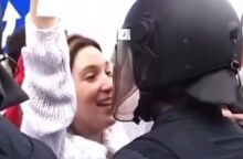 Ισπανία: Διαδηλώτρια φλέρταρε αστυνομικό σε πορεία - Viral η αντίδρασή του