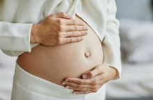 Έγκυος κρατά την κοιλιά της