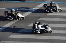 Οδηγοί και αναβάτες μηχανής με κράνος