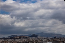 Σύννεφα πάνω από την Αθήνα
