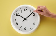 Ρολόι και χέρι έτοιμο να αλλάξει τους δείκτες
