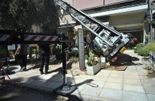 Γλυφάδα: Γερανός έπεσε σε τραπέζια καφετέριας