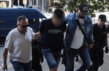 Ο 50χρονος αδελφοκτόνος κατά τη μεταφορά του στα δικαστήρια Θεσσαλονίκης