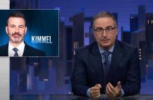 Ο Τζον Όλιβερ κατήγγειλε ως προσχηματική την αναστολή της εκπομπής του Τζίμι Κίμελ - Προειδοποιεί για επικίνδυνο πλήγμα στην ελευθερία λόγου.