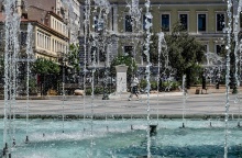 Σιντριβάνι στο κέντρο της Αθήνας προσφέρει λίγες στιγμές δροσιάς