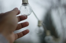 Χέρι κρατά λάμπα