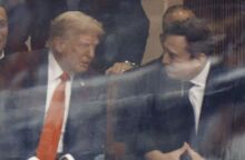 Κηδεία Τσάρλι Κερκ: Η χειραψία Τραμπ - Μασκ πίσω από αλεξίσφαιρο τζάμι και η αινιγματική ανάρτηση