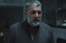 Ο σκηνοθέτης Γιάννης Οικονομίδης παρουσιάζει την έκτη του ταινία, «Σπασμένη Φλέβα» - Η αφίσα και το επίσημο trailer μόλις κυκλοφόρησαν.