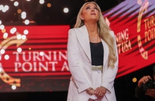 Ο σταυρός στον λαιμό της Έρικα Κερκ - το σπαρακτικό ενθύμιο από τον σύζυγό της 