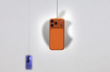 Το νέο iPhone 17 έχει ένα μεγάλο ελάττωμα, σύμφωνα με καταγγελίες - Aντιδράσεις χρηστών και trend με το hashtag #Scratchgate στα social media.