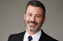 Τζίμι Κίμελ: Η Ντίσνεϊ ανακοίνωσε την επιστροφή του Jimmy Kimmel Live!, όμως η Σίνκλερ συνεχίζει την αναστολή απαιτώντας συγγνώμη και δεσμεύσεις.