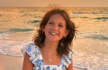 Η 14χρονη influencer Ζούζα Μπέινε, που μοιράστηκε τη μάχη της με τη λευχαιμία στα social media, πέθανε, αφήνοντας πίσω της μήνυμα δύναμης και ελπίδας.