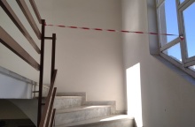 Σκάλες από όπου έχει αποκλειστεί το πέρασμα με κορδέλα