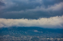 Μαύρα σύννεφα πάνω από την Αττική