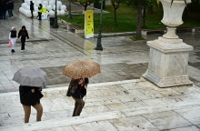 Πολίτες με ομπρέλες στο κέντρο της Αθήνας