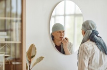 Γυναίκα με μαντήλι στα μαλλιά