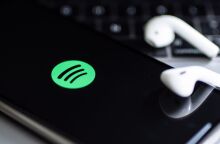 To Spotify αφαίρεσε 75 εκατ. spam τραγούδια που παρήχθησαν με τεχνητή νοημοσύνη, ανακοινώνοντας νέα φίλτρα για την προστασία της μουσικής βιομηχανίας.