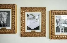 Ο Ντόναλντ Τραμπ τοποθέτησε φωτογραφία με αυτόματο στιλό στη θέση του Τζο Μπάιντεν στη νέα γκαλερί του Λευκού Οίκου, αμφισβητώντας την εκτελεστική του εξουσία.