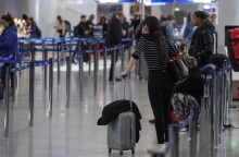 Ταξιδιώτες στο αεροδρόμιο «Ελευθέριος Βενιζέλος»