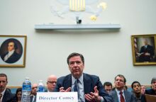 ΗΠΑ: Ο Τζέιμς Κόμεϊ, πρώην διευθυντής του FBI, κατηγορείται για ψευδή κατάθεση και παρεμπόδιση, στο πλαίσιο της εκστρατείας του Τραμπ για δίωξη πολιτικών αντιπάλων.