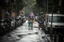 Γυναίκες κατώ από ομπρέλα εν μέσω καταιγίδας