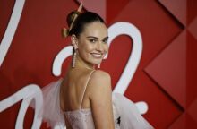 Η Λίλι Τζέιμς αποκάλυψε ότι μια κακή συνήθεια προκάλεσε ζημιά στα δόντια της, οδηγώντας την στο πρώτο της σφράγισμα στα 36 της χρόνια.