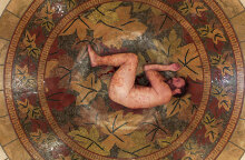 Ο Στράτος Τζώρτζογλου πρωταγωνιστεί στο νέο θεατρικό έργο του Μηνά Βιντιάδη «Βροχή τα βέλη»