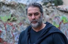 Ο Βασίλης Μπισμπίκης επισκέφθηκε τους πληγέντες από το τροχαίο στη Φιλοθέη, ζητώντας συγγνώμη και προσφέροντας γλυκά - Δεσμεύτηκε να αποκαταστήσει τις ζημιές.