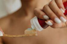 Οδοντίατρος αποκαλύπτει γιατί τα δόντια κιτρινίζουν παρά το καθημερινό βούρτσισμα - Οι καθημερινές συνήθειες που φθείρουν τον σμάλτο.