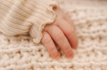 Αεροδιακομιδή βρέφους από τη Μυτιλήνη στην Αθήνα - Φέρει εγκαύματα από καυτό τσάι που έπεσε από δίσκο σερβιτόρας - Η πορεία της υγείας του. 