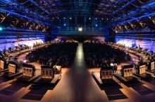 Η σύνθεση «11.000 Strings» του Γκέοργκ Φρίντριχ Χάας ενώνει 50 πιάνα σε διαφορετικές συχνότητες, δημιουργώντας ένα μοναδικό «ηχητικό σύμπαν» στη Νέα Υόρκη.