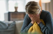 Οι γυναίκες φέρουν υψηλότερο γενετικό κίνδυνο κατάθλιψης σε σχέση με τους άνδρες, σύμφωνα με νέα μελέτη που δημοσιεύτηκε στο Nature Communications