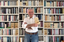 Ο Ξενοφών Μπρουτζάκης μπορστά από τη βιβλιοθήκη του