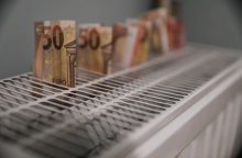 Χρήματα πάνω σε καλοριφέρ