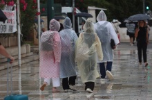 Πολίτες με αδιάβροχα