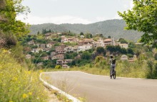 κοπέλα κάνει ποδήλατο στη Βαμβακού