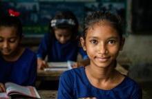 Κορίτσι σε αίθουσα σχολείου χαμογελά