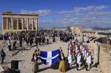 Δείτε εικόνες από την τελετή Έπαρσης της Σημαίας Απελευθέρωσης στην Ακρόπολη 