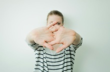 Γυναίκα τεντώνει τα δάχτυλα του χεριού της