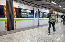 Συρμός μέσα σε σταθμό του μετρό