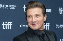 Ο Τζέρεμι Ρένερ αφηγείται το «Stardust Future: Stars and Scars», την πρώτη μεγάλου μήκους animation ταινία που δημιουργήθηκε εξ ολοκλήρου με τεχνητή νοημοσύνη.