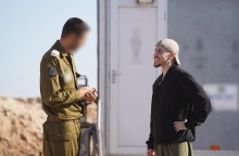 Όμηρος μετά την απελευθέρωσή του από τη Χαμάς