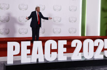 Ο Ντόναλντ Τραμπ στη Σύνοδο για τη Γάζα © EPA/YOAN VALAT / POOL